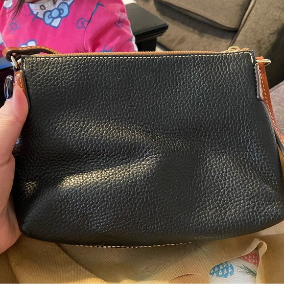 Black pebble leather Dooney and Bourke crossbody - Picture 4 of 10